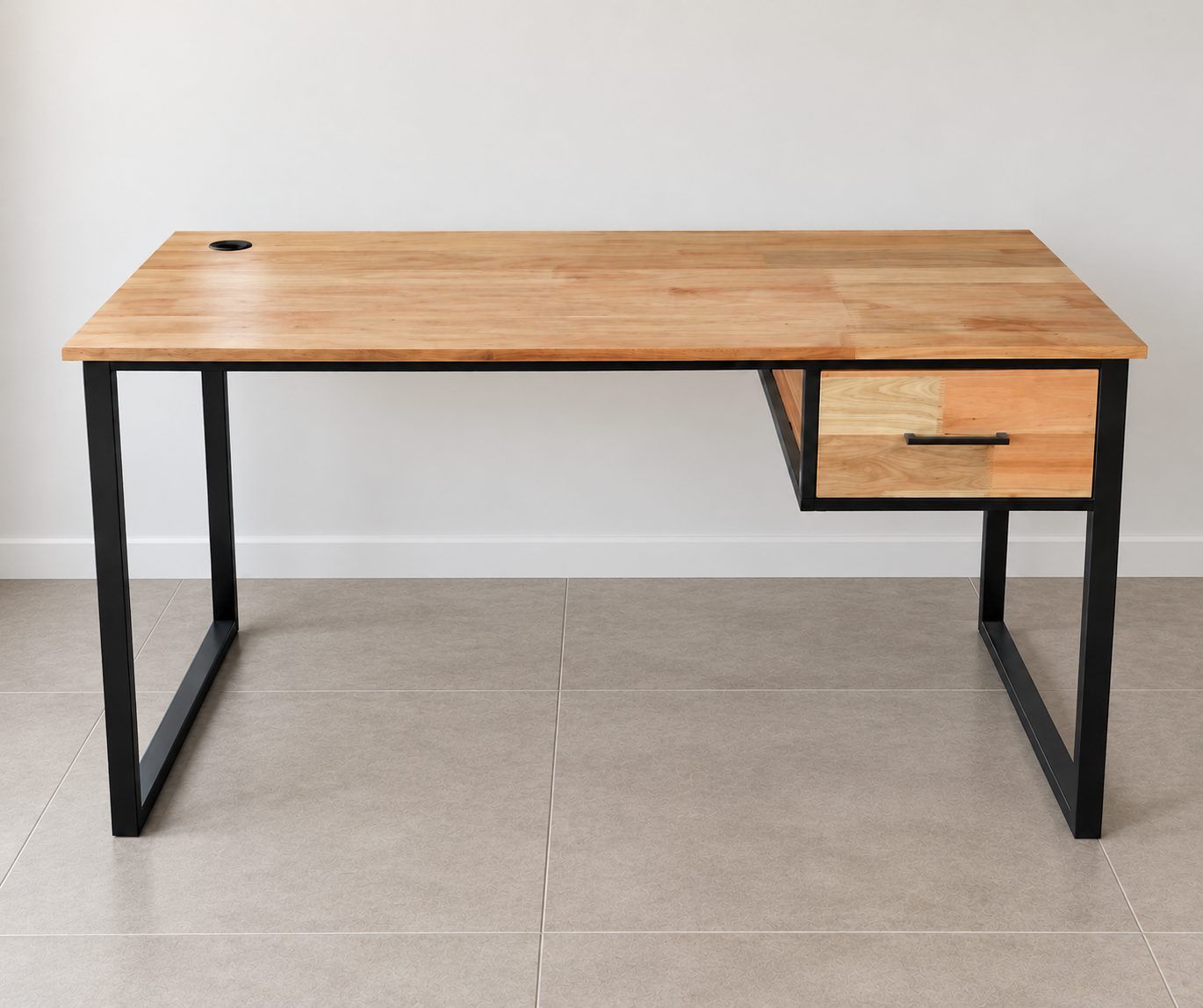 Escritorio industrial en eucalipto · Hierro caño 30-20 epoxi negro · Eucalipto 20 mm laca poliuretánica satinada · Cajón con cierre suave · Córdoba — mueble a medida de RGM Soluciones